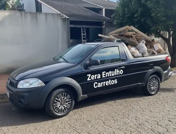 Caminhão da Zera Entulho em operação de descarte.